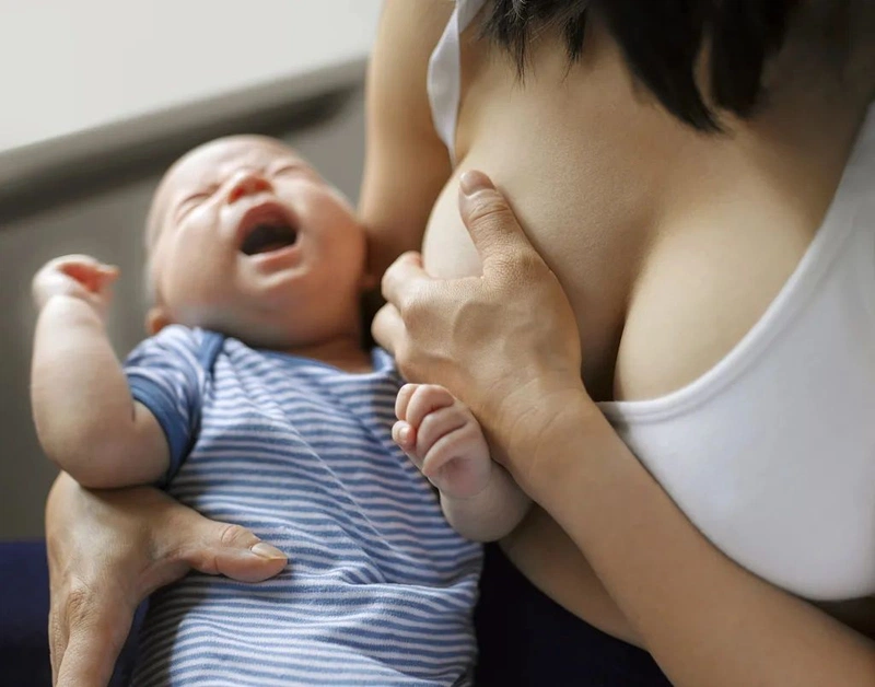 Cai sữa cho bé mẹ bị căng sữa phải làm sao?