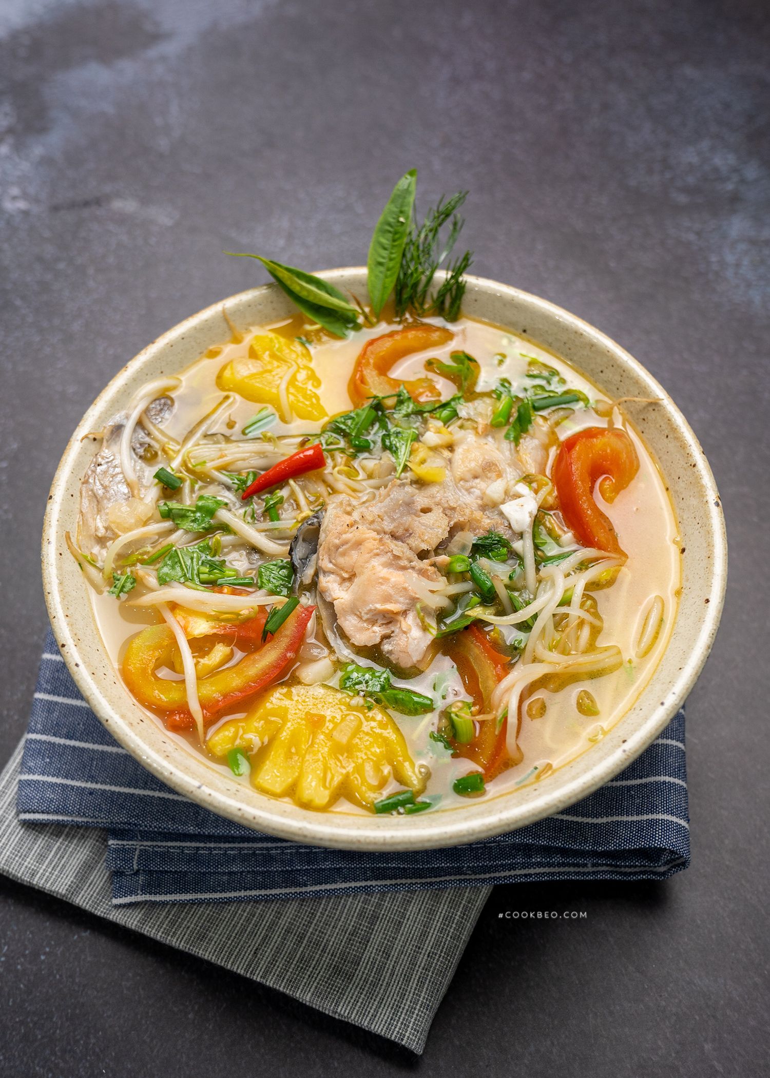 Canh Đầu Cá Hồi Nấu Dứa