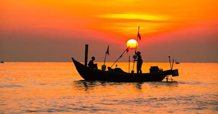 Cảnh đoàn thuyền đánh cá ra khơi