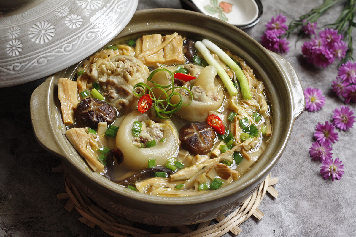 Canh Măng Chân Giò - Món Ăn Dân Dã Mà Hấp Dẫn