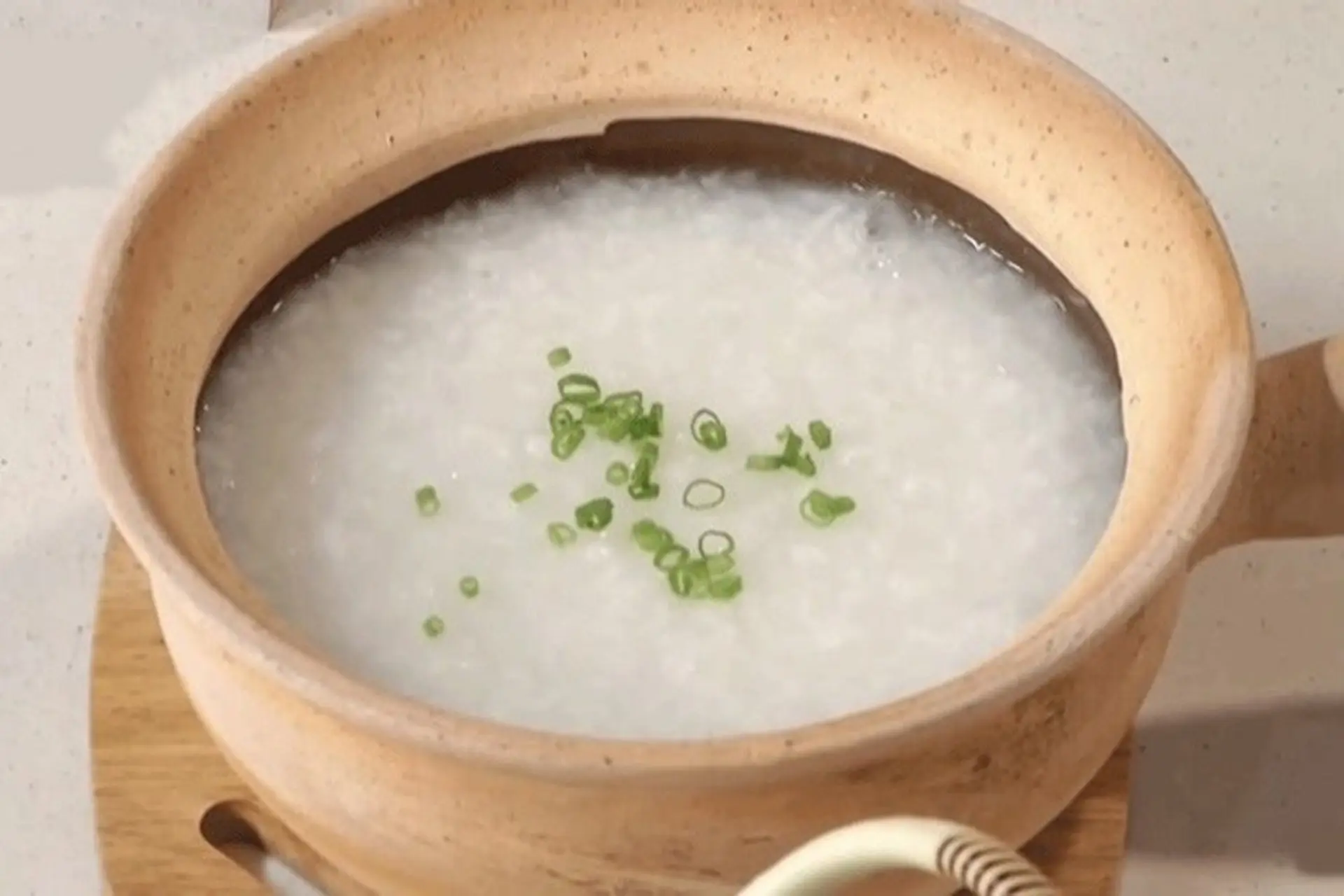 Cháo trắng để ngoài được bao lâu?