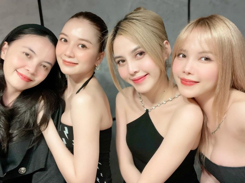 Chị Gái Chiều Em: Tình Cảm Anh Chị Em Gần Gũi Và Thân Thương Gallery 2