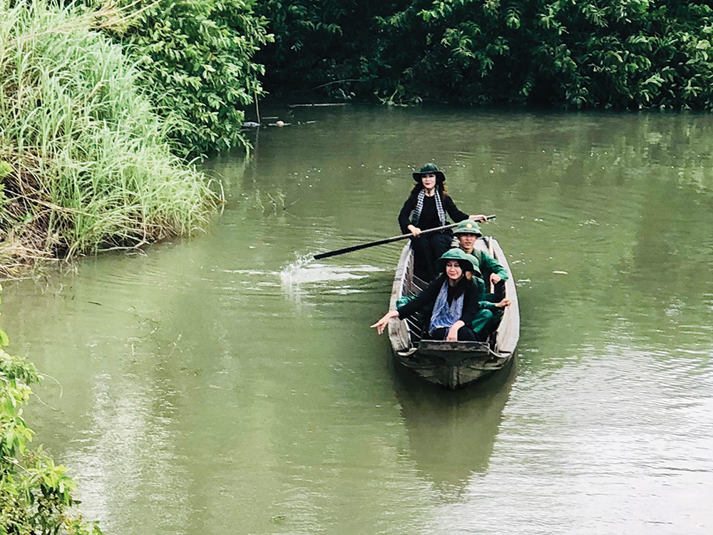 Chiếc Áo Bà Ba Trên Dòng Sông Thăm Thẳm