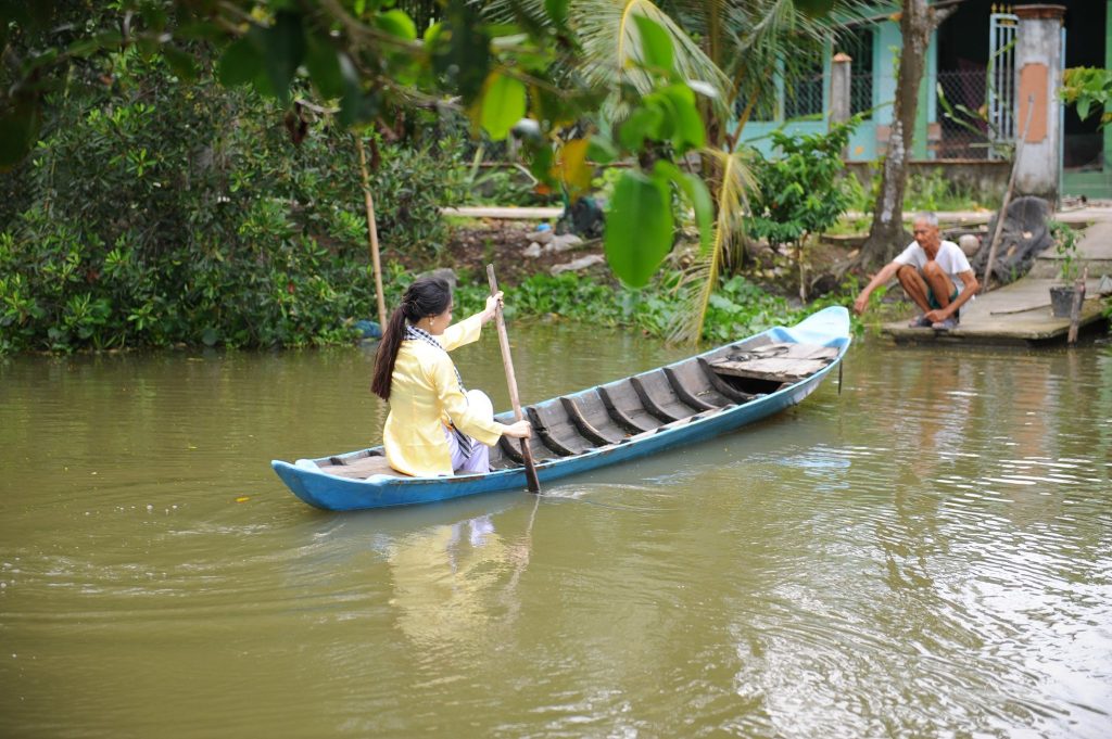Chiếc Áo Bà Ba Trên Dòng Sông Thăm Thẳm Gallery 2