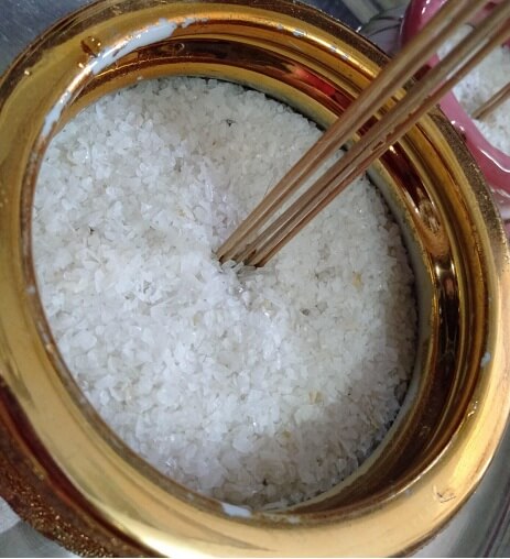 Cho Gạo Vào Bát Hương Có Ý Nghĩa Gì?