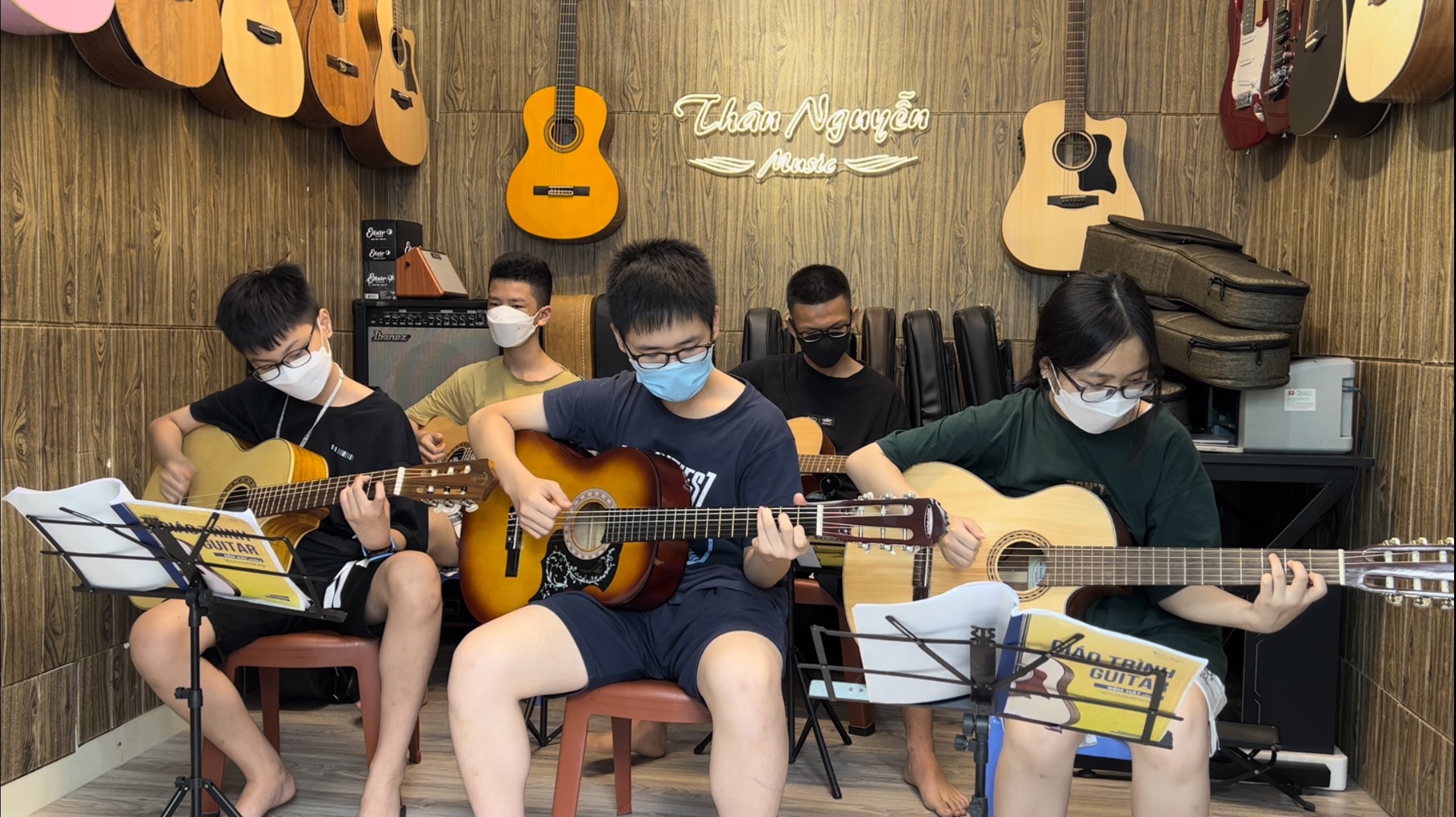 Lớp Học Guitar Cho Người Lớn Hà Nội Gallery 1