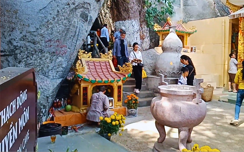 Chùa Hang Núi Bà Đen