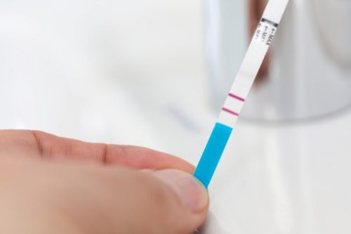 Chửa ngoài dạ con thử que có lên 2 vạch không?