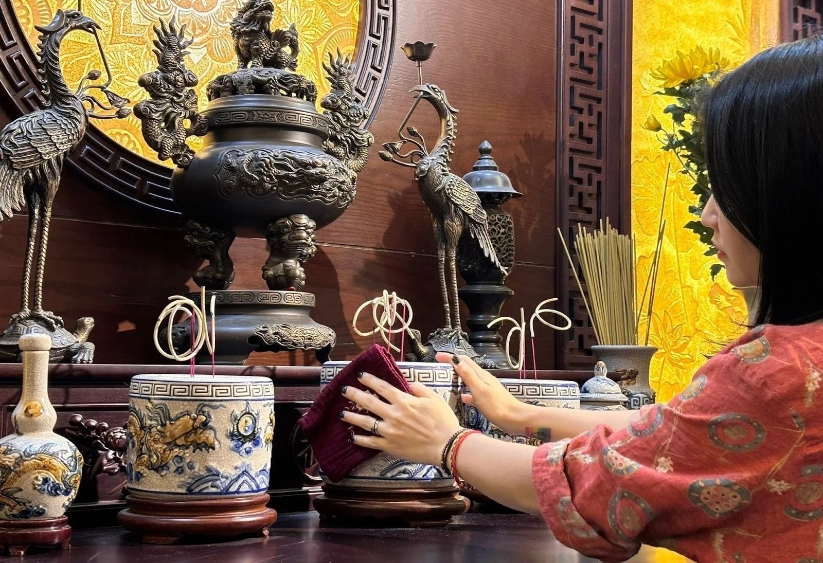 Cách Lau Dọn Bàn Thờ Cuối Năm Chuẩn Tết Gallery 1