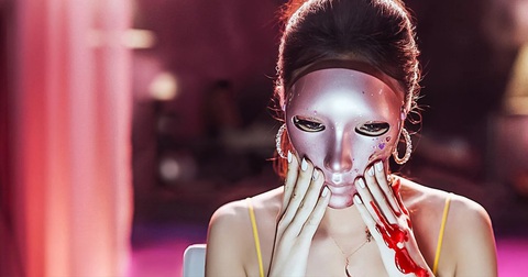 Cô Gái Đeo Mặt Nạ: Bí Ẩn và Hấp Dẫn