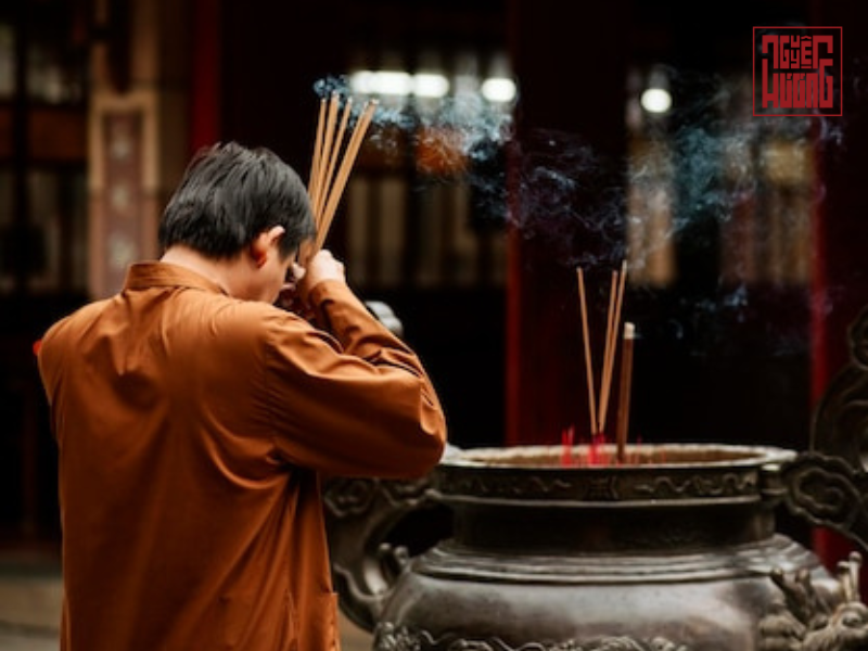 Có Nên Thắp Hương Vào 12 Giờ Trưa Không?