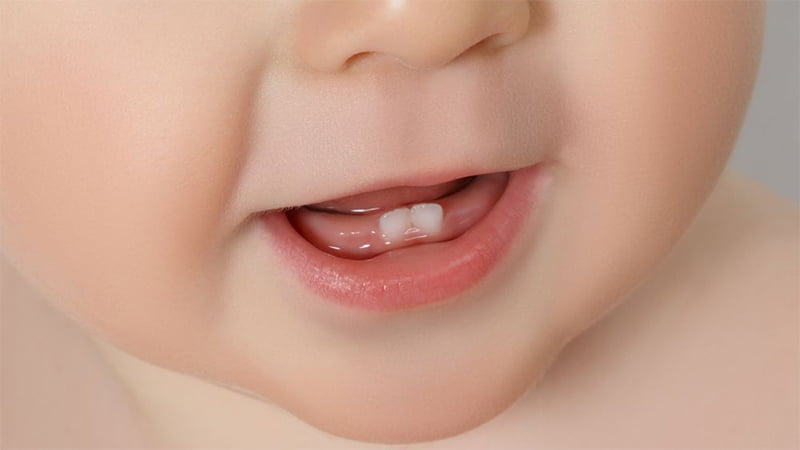 Con chậm mọc răng bố mẹ dễ làm ăn
