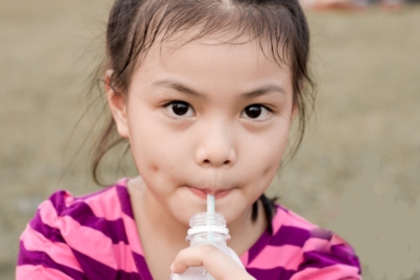 Con gái có má lúm đồng tiền bên trái
