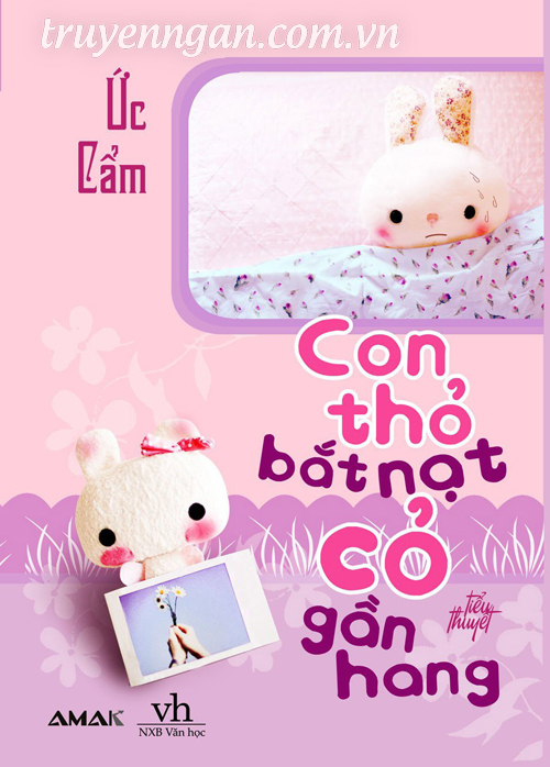 Con Thỏ Bắt Cỏ Gần Hang