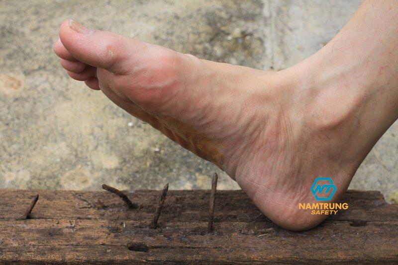 Dẫm phải đinh nên làm gì?