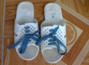 Dép tổ ong rách