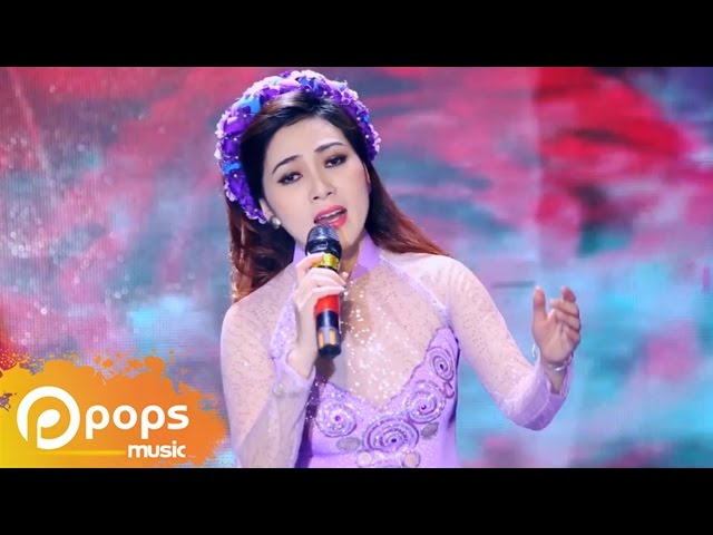 Diễm Thùy Bông Hồng Cài Áo
