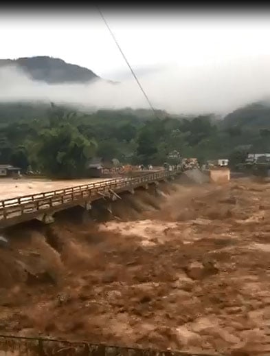 Dòng sông mùa lũ cuồn cuộn chảy như