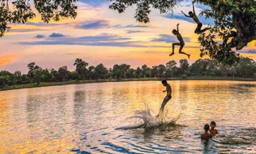 Dòng Sông Tuổi Thơ