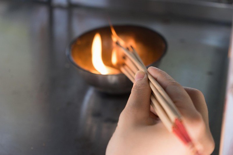 Đốt nhang bị tắt