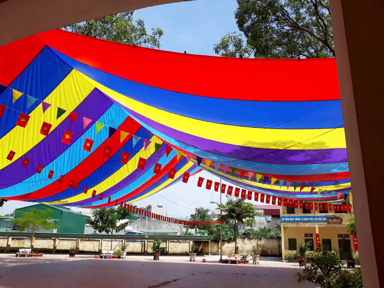 Dù Che Nắng Sân Trường: Giải Pháp Hoàn Hảo Cho Môi Trường Học Đường