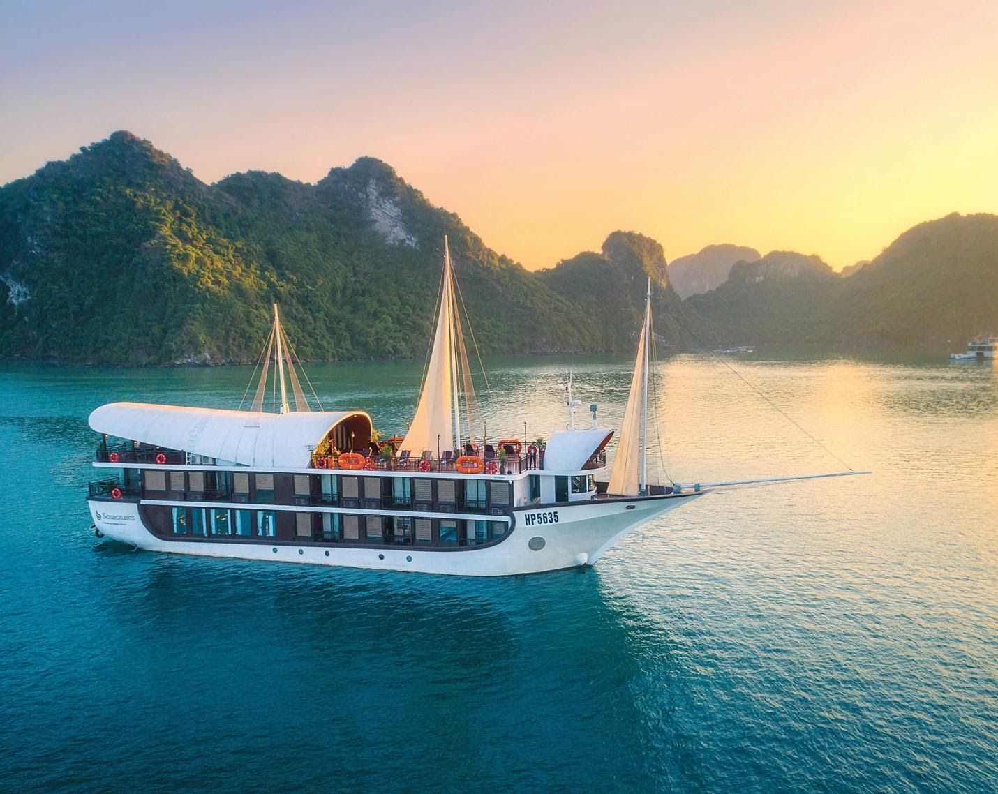 Trải Nghiệm Du Thuyền Vịnh Hạ Long: Khám Phá Kỳ Quan Thiên Nhiên Thế Giới