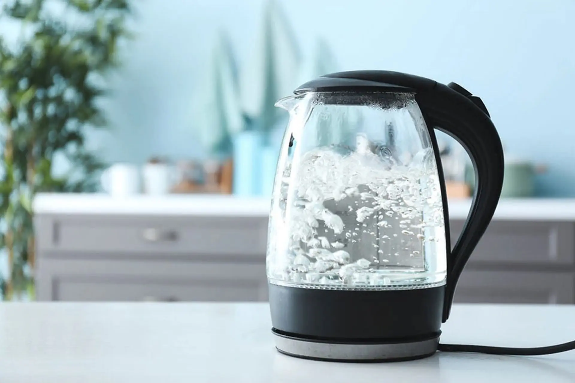 Đun nước bằng ấm siêu tốc có hại không?