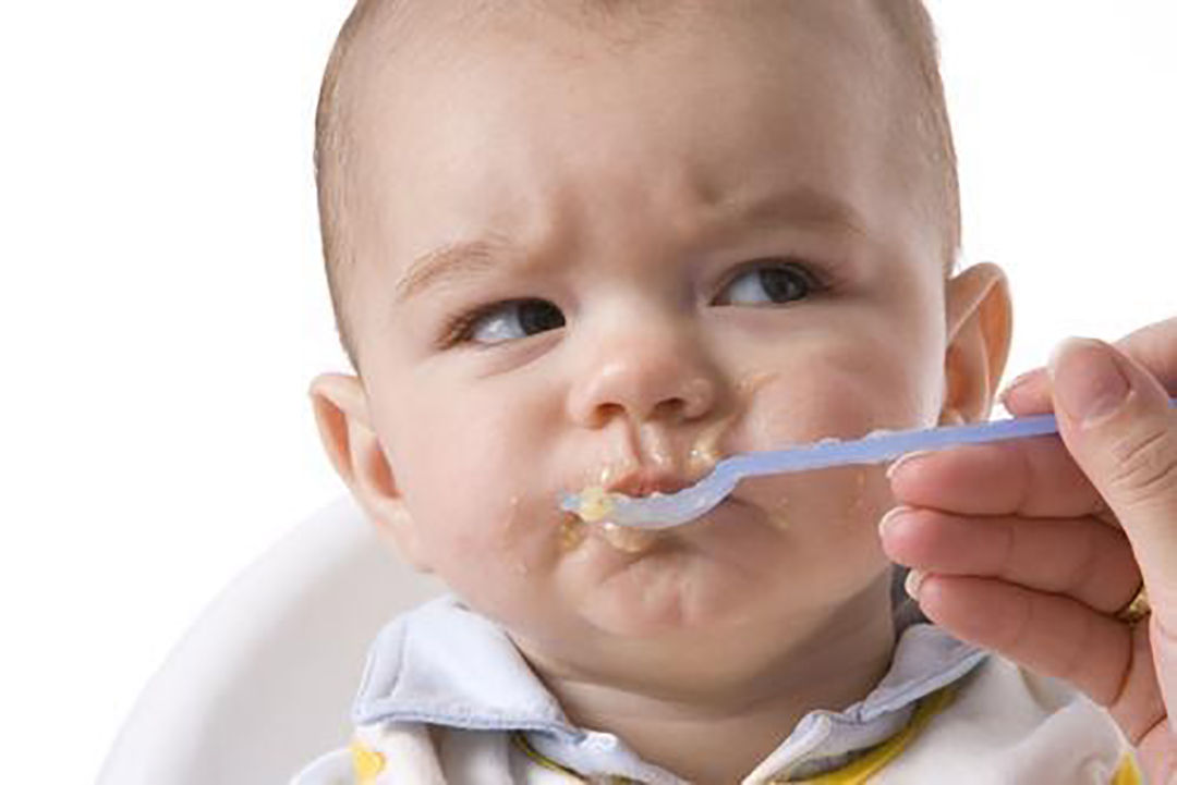 Đút Đồ Ăn Cho Bé: Hướng Dẫn Chi Tiết Và Những Lưu Ý Quan Trọng