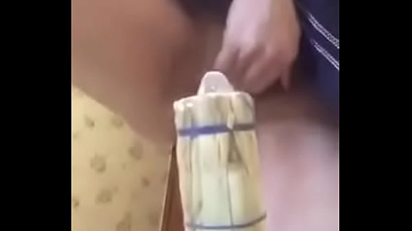 Em My Thủ Dâm Bằng Cây Chổi