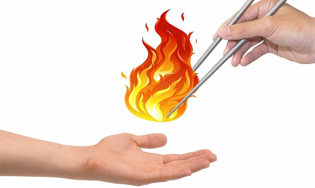 Gắp lửa bỏ tay người nghĩa là gì?