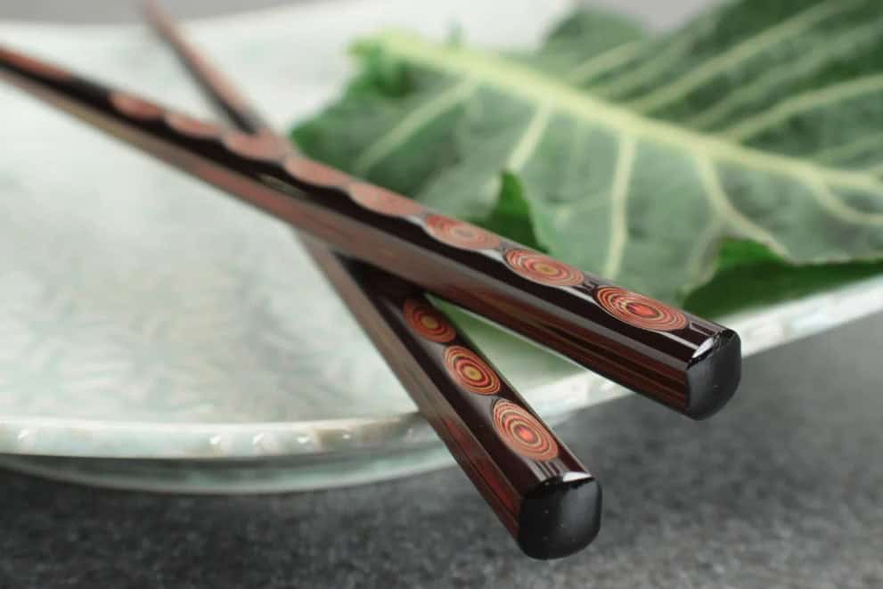 Gãy Đũa Khi Đang Ăn: Điềm Báo Hay Chỉ Là Sự Cố?