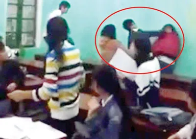 Clip 2 Học Sinh Đánh Vần Trong Lớp: Khoảnh Khắc Dễ Thương Và Hài Hước Gallery 2