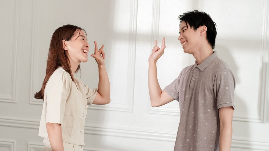 Giao tiếp phi ngôn từ là gì? Bí quyết đọc hiểu ngôn ngữ hình thể