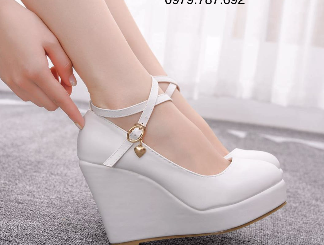 Giày Đế Xuồng Bít Mũi: Phong Cách Thời Trang và Sự Thoải Mái