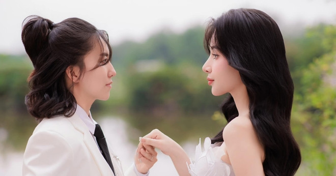 Hai Cô Gái: Khám Phá Thế Giới Qua Câu Chuyện Của Họ