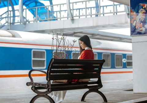 Chiều trên sân ga tia nắng xuyên qua hành lá Gallery 2