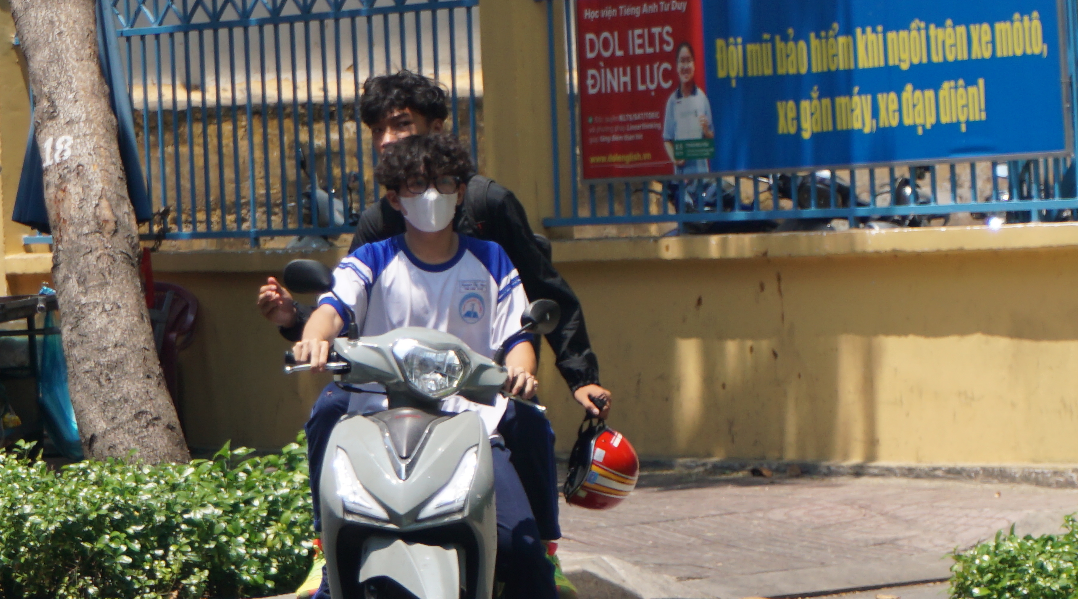 Học sinh đi xe đạp điện không đội mũ bảo hiểm: Nguy hiểm khôn lường và hậu quả pháp lý Gallery 2