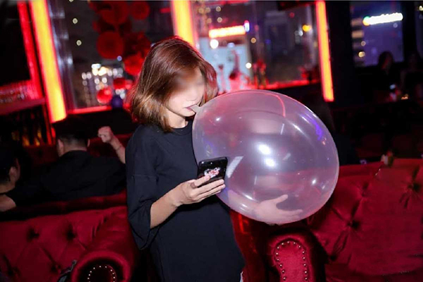 Hít bóng cười có tác hại gì?