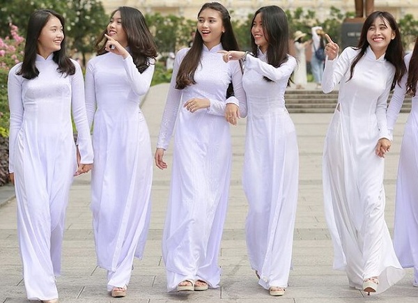 Học Sinh Mặc Áo Dài Trắng: Hình Ảnh Tinh Khôi, Thuần Khiết Của Tuổi Học Trò