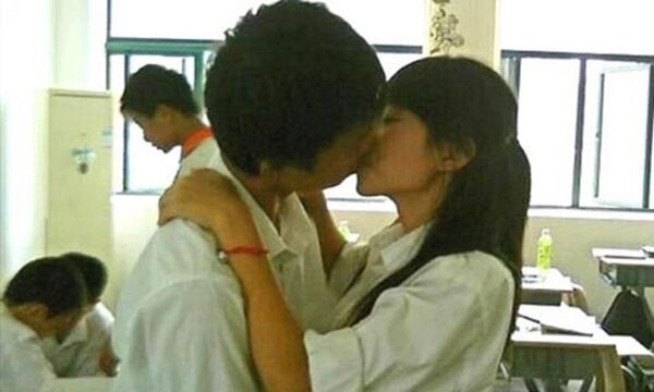 Học sinh quan hệ trong nhà vệ sinh