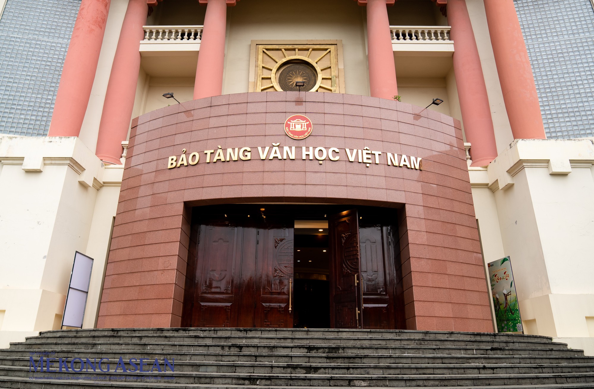 Nhà Văn Việt Nam: Những Ngôi Sao Sáng Của Văn Học Gallery 2