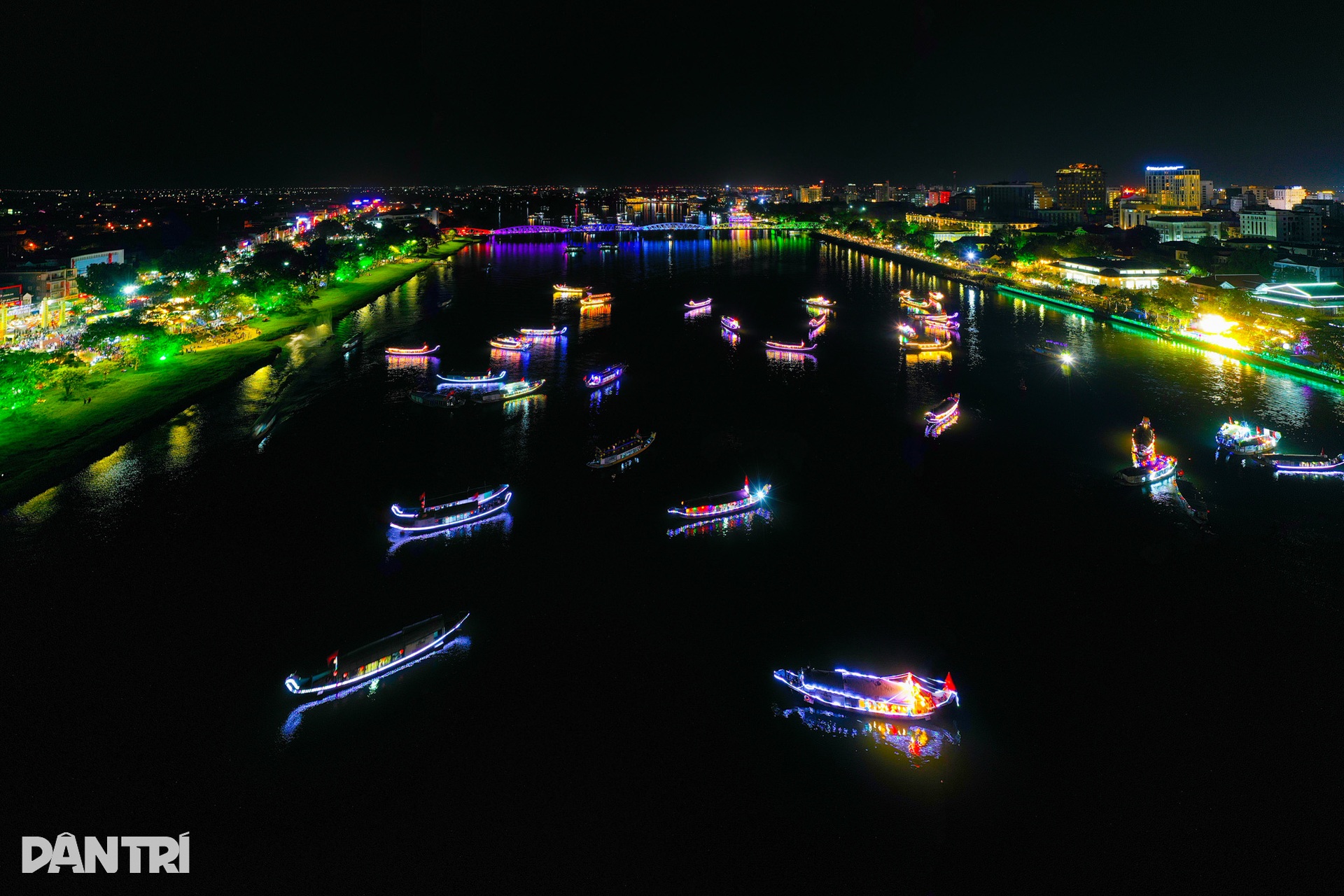 Sông Hương Về Đêm: Huyền Ảo Và Thơ Mộng Gallery 1