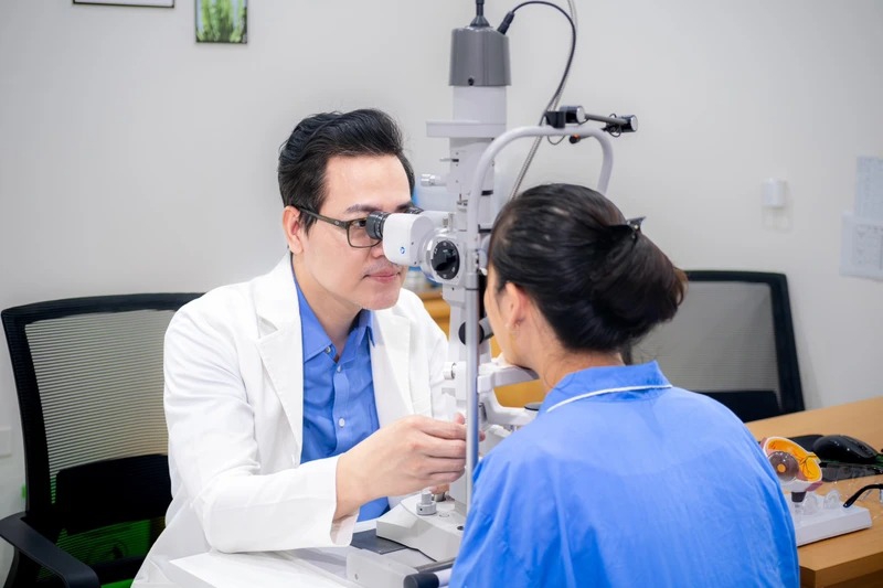Ngủ dậy bị đau một bên mắt phải Gallery 2