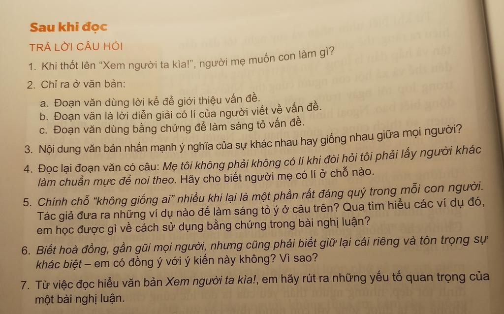 Khi thốt lên "Xem người ta kìa!", người mẹ muốn con làm gì?