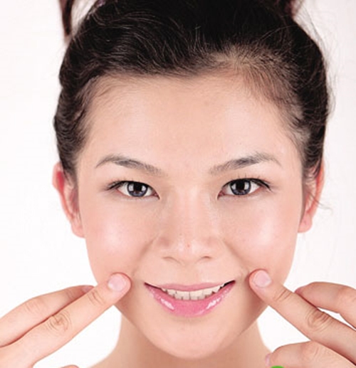Khoé Môi Hướng Lên: Bí Quyết Đằng Sau Nụ Cười Tỏa Sáng