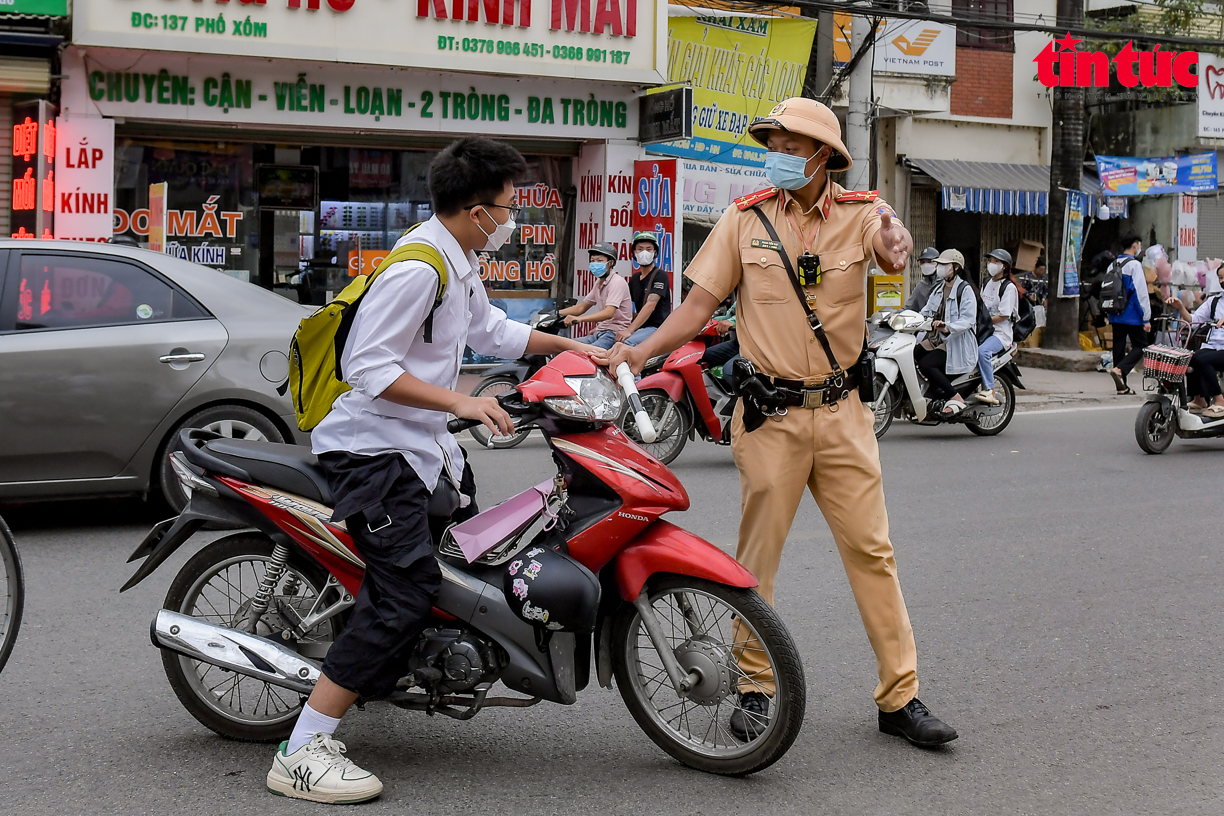 Không đội mũ bảo hiểm khi tham gia giao thông