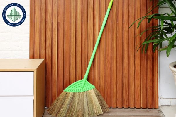 Không Dựng Ngược Chổi Quét Nhà: Lý Do Và Giải Pháp