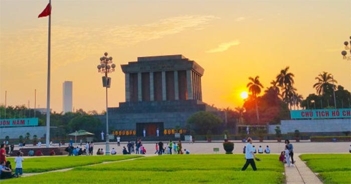 Viếng Lăng Bác: Cảm Nhận Thành Kính và Tự Hào Gallery 1