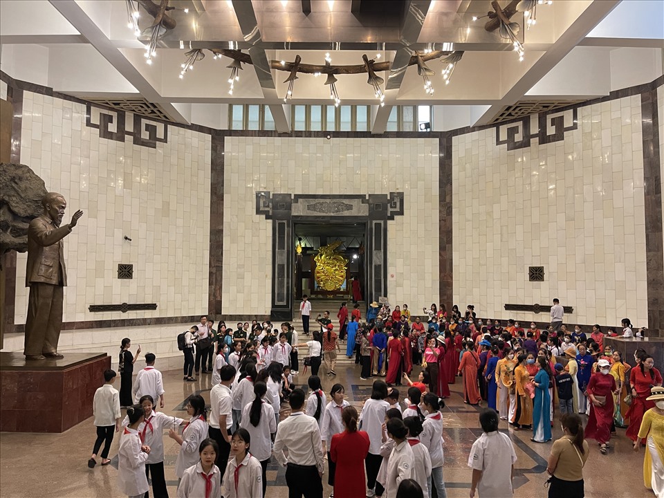 Bên Trong Lăng Chủ Tịch Hồ Chí Minh: Khám Phá Nơi Yên Nghỉ Của Vị Lãnh Tụ Kính Yêu Gallery 1