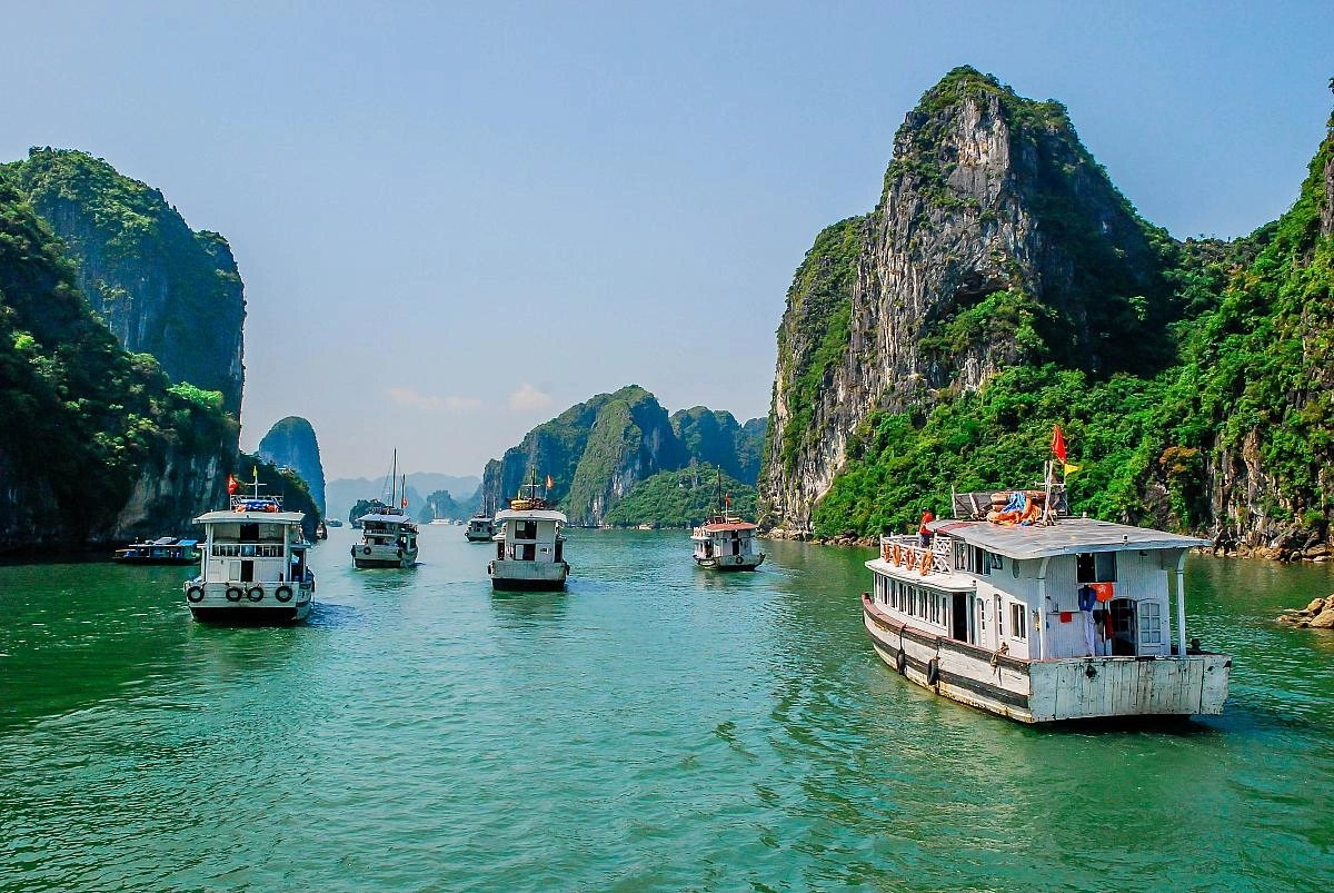 Khám phá Vịnh Hạ Long: Thiên đường du lịch tại Việt Nam Gallery 2